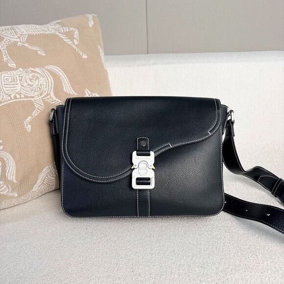 Dior Women Pre-Loved Bag Very Good Condition - Picture 2 of 9